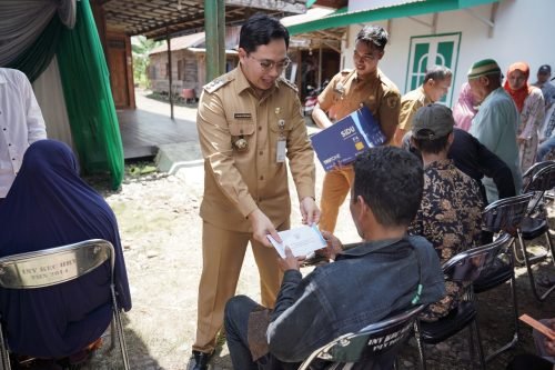 Bupati HST Salurkan Bansos Tahap Pertama Buat Lansia, Disabilitas Fisik dan Mental 1 IMG 20240403 WA0035 e1712149580137