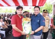 Wagub Salurkan 6.500 Paket Bantuan Beras ke ASN dan Tenaga Kontrak Pemprov Kalteng