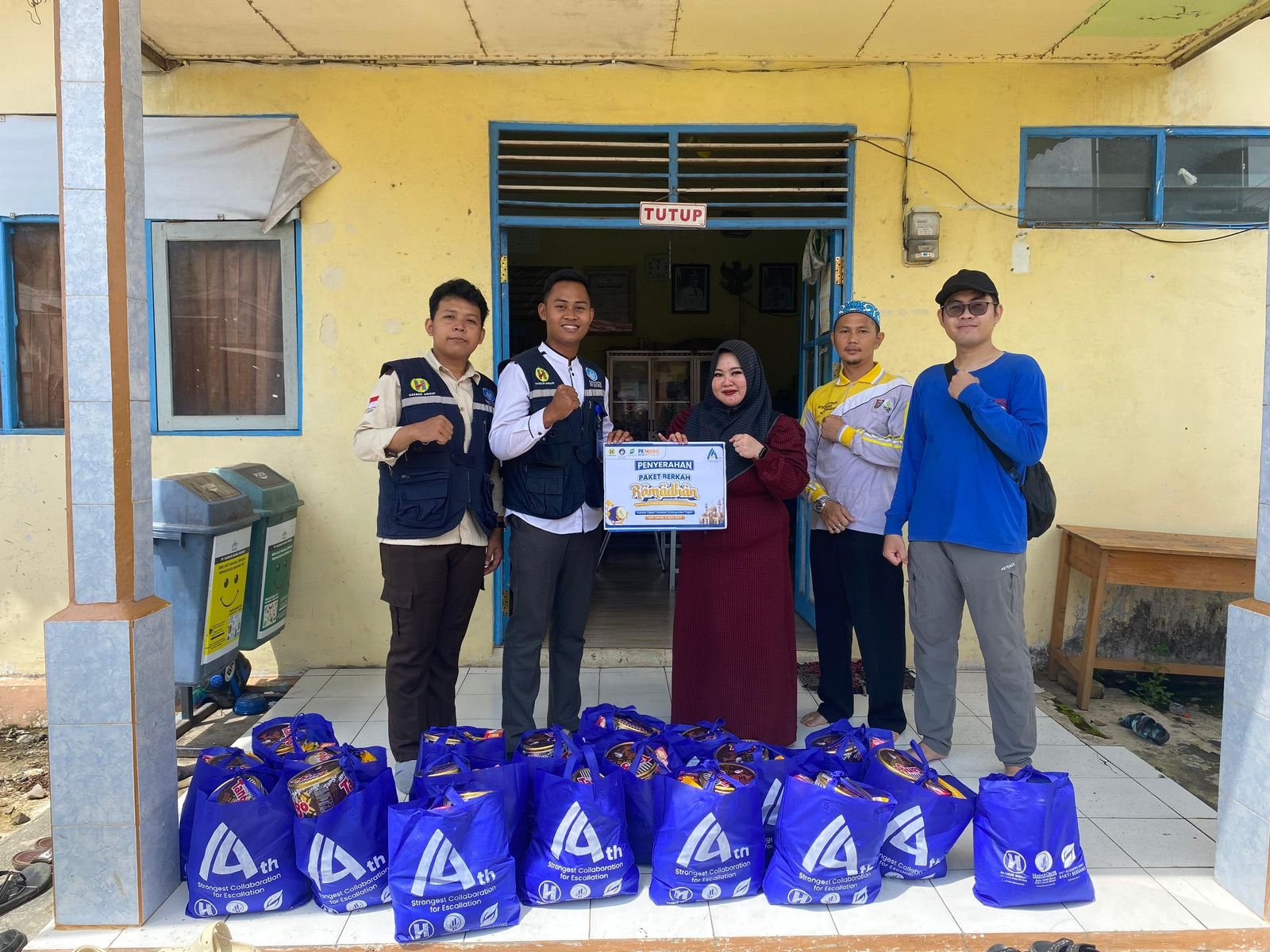 Dalam Rangka HUT ke-14, Yayasan Hasnur Centre Bagikan 1.130 Paket Berkah Ramadhan kepada Masyarakat 1 IMG 20240410 WA00541