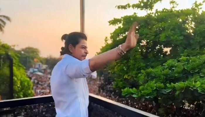 Aktor Shah Rukh Khan Sapa Ribuan Penggemar di Hari Raya Idul Fitri