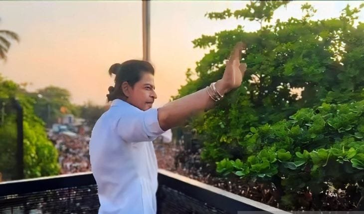 Aktor Shah Rukh Khan Sapa Ribuan Penggemar di Hari Raya Idul Fitri 1 IMG 20240412 WA0032