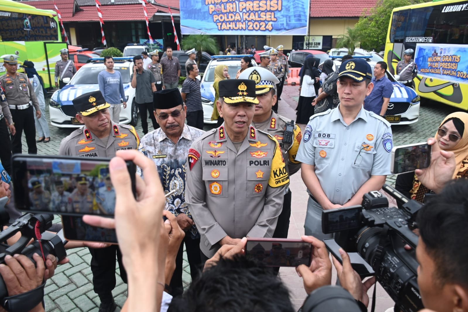 Kapolda Kalsel Lepas Armada Mudik Gratis Idul Fitri 1445 H 1 WhatsApp Image 2024 04 05 at 13.15.05 1