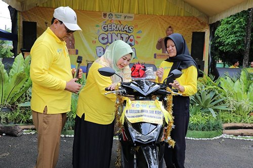 1 35 klm Kontrak Pemprov 27 Paman Birin dan Acil Odah berbagi kebahagian dengan pelajar