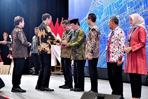 Paman Birin Terima Penghargaan dari Presiden Jokowi Momentum Peningkatan Kualitas Perencanaan Percepatan Pencapaian Pembangunan 1 1 utama 5 klm 6 cm Kontrak Pemprov 6 Paman Birin terima penghargaan dari Presiden Jokowi