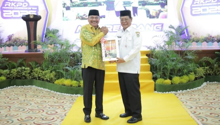 Ketua DPRD H Supian HK, Serahkan Pokok Pikiran Pembangunan Kalsel Kepada Gubernur