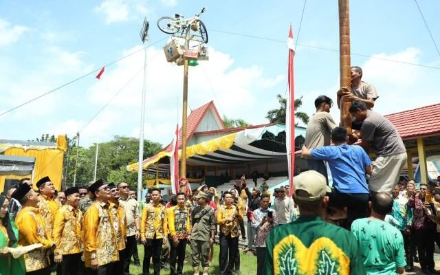Puncak Peringatan Harjad HSU ke-72 Dimeriahkan Panjat Pinang