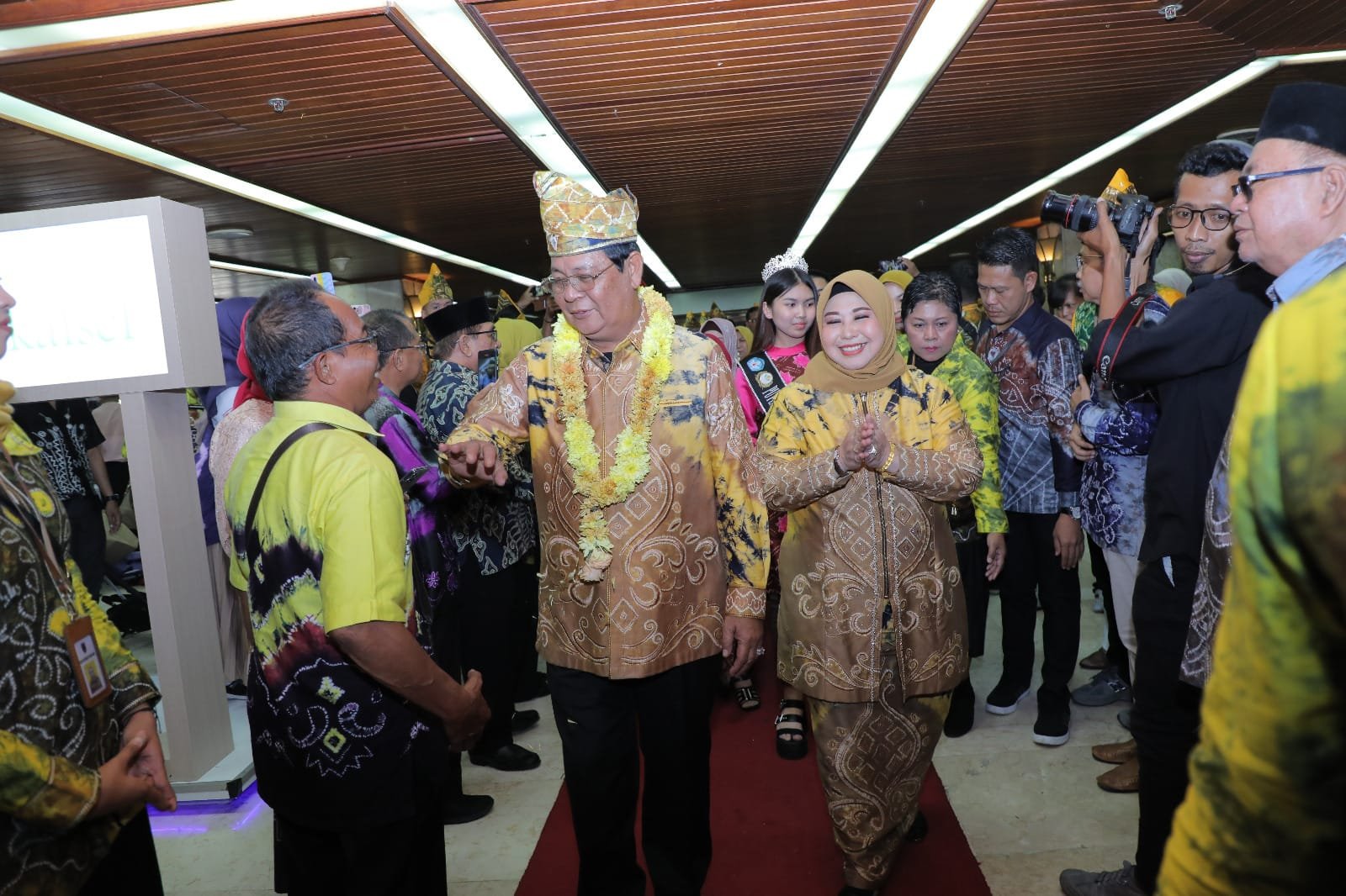 Paman Birin dan Acil Odah Bawakan Oleh-Oleh Khas Banjar dari Kue hingga Kain Sasirangan 1 1000378577