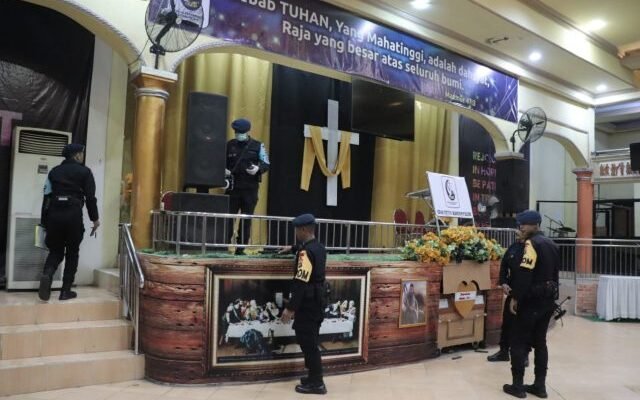 Polresta Banjarmasin bersama Tim Gegana Brimob Sterlisasi Gereja Jelang Peringatan Kenaikan Isa Almasih