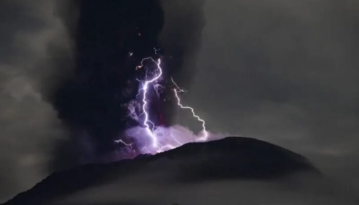 Fenomena Unik Ciptakan Kilatan Petir Menyusul Letusan Gunung Ibu