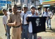 Ribuan Siswa Berjejer Saat Kendaraan Presiden Melintas di Kota Kendari 9 Ribuan Siswa Berjejer Saat Kendaraan Presiden Melintas di Kota Kendari