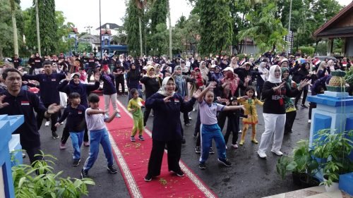 Jalan Sehat Bersama Bunda PAUD, Acil Odah Turut Kampanyekan Sekolah Sehat 1 FF301980 C9A2 4D0A B0C7 D61F6F2146D6 e1714736186995