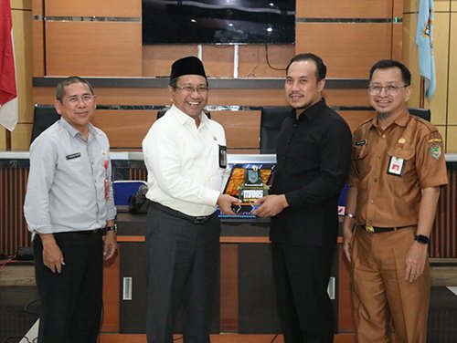 Hal 16 3 Klm Martapura Kunjungan kerja