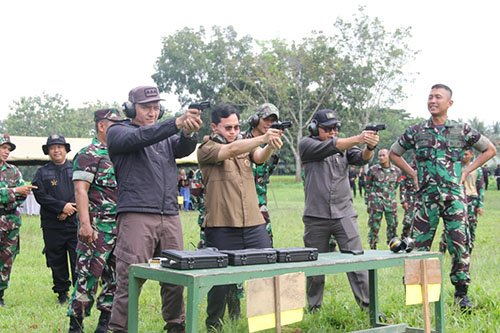 Bupati dan Forkopimda Ikuti Latihan Menembak 1 Hal 2 Barabai 4 klm 11