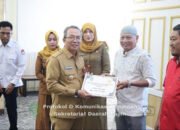Pj Bupati Serahkan Bantuan Keuangan Kepada Partai Politik 21 Pj Bupati Serahkan Bantuan Keuangan Kepada Partai Politik