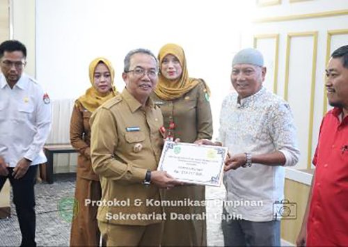 Pj Bupati Serahkan Bantuan Keuangan Kepada Partai Politik 1 Hal 2 Rantau 4 klm 4