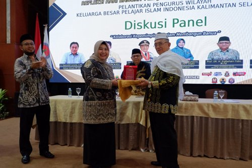 Diskusi KB-PII, Acil Odah Sampaikan Kepemimpinan Perempuan Dalam Keluarga 1 Hal 9 3 Klm Ocil Odah