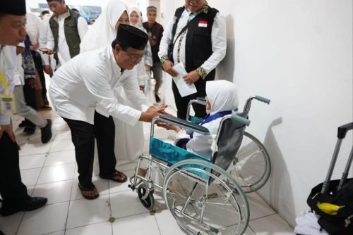 Lepas Jemaah Calon Haji, Paman Birin dan Acil Odah Semangati Lansia 1 IMG 20240512 WA0024 e1715512576765