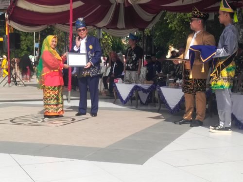 Wabup HST Serahkan Penghargaan Bagi Guru dan Muurid Berprestasi di Peringatan Hardiknas 2024 1 IMG 20240516 WA0030 e1715866968566