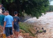 Dua Mobil Hanyut Terseret Banjir Bandang di Kabupaten OKU 13 Dua Mobil Hanyut Terseret Banjir Bandang di Kabupaten OKU