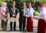 Peringati Hardiknas Wabup Serahkan Berbagai Penghargaan
