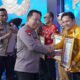 1 4 klm Kontrak Pemprov 13 Paman Birin terima penghargaan Kapolri