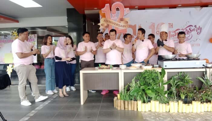 Sambut HUT ke-12 Hotel Aria Barito Berikan Harga Promo dan Bagikan 1200 Paket Makanan