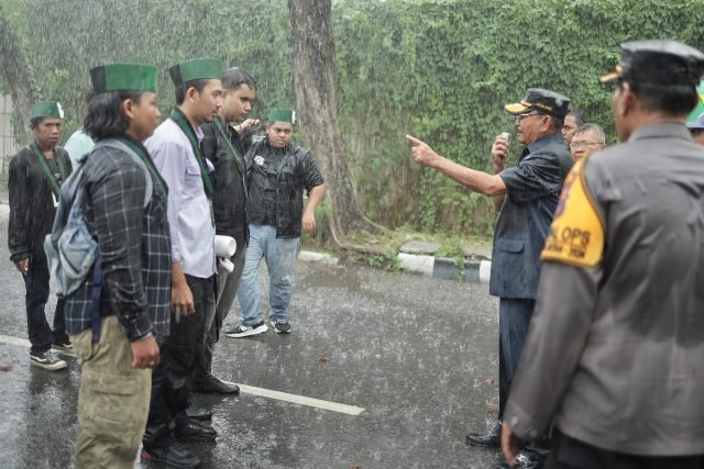 Di Tengah Hujan Lebat Ketua DPRD Kalsel H Supian HK Temui Para Pengunjuk Rasa Gabungan Mahasiswa 1 1000423732 scaled e1718012077875