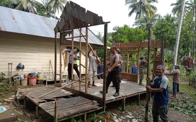 Sambut HUT Bhayangkara, Anggota Polres HSS Perbaiki Rumah Warga Miskin