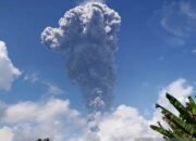 Gunung Ibu Meletus, Ciptakan Abu Setinggi Empat Kilometer