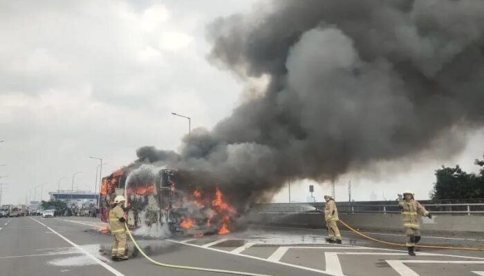 Bus Pariwisata Ditumpangi asal Kabupaten Banjar, Kalsel Terbakar di Tol Jakarta Timur
