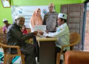 Warga Mekar Sari Terima BLT Dana Desa Tahap VI 9 Warga Mekar Sari Terima BLT Dana Desa Tahap VI