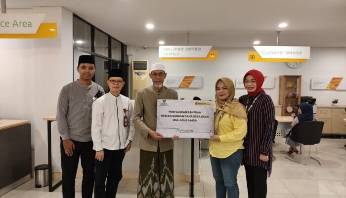 Unit Usaha Syariah Maybank Indonesia Salurkan Hewan Kurban Melalui BAZNAS Kalsel