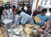 Mau Masuk Sekolah, Perlengkapan Alat Tulis Mulai Diburu Warga