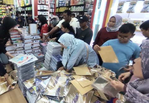 Mau Masuk Sekolah, Perlengkapan Alat Tulis Mulai Diburu Warga 1 1000453762 scaled e1719729313927