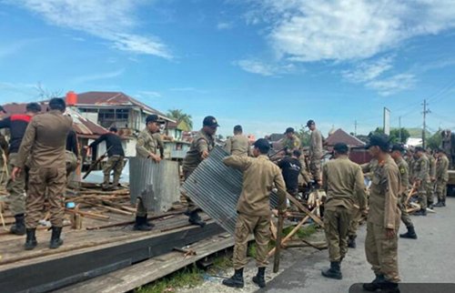 9 Atas Berdiri di Atas Sungai