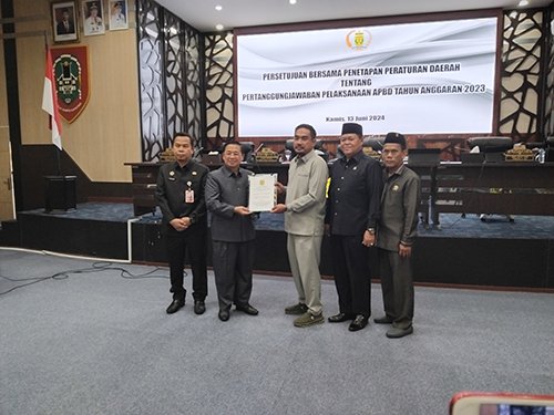 Hal 10 4 KLm Pimpinan DPRD kota dan Walikota Ibnu Sina