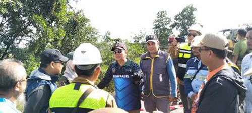 Bupati Tapin Tinjau Jalan Longsor Desa Bitahan Baru-Piani 1 Hal 12 Tapin 35 klm 5