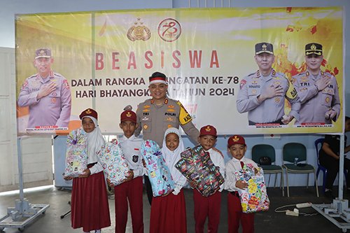 Penghijauan Sejak Dini Lestarikan Negeri Rangkaian Hari Bhayangkara Ke-78 di Kotabaru 1 Hal 16 K Baru 3 klm 7