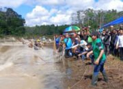 Bupati Balangan Ikut 'Bagagap Iwak' di Desa Panggung 29 Bupati Balangan Ikut ‘Bagagap Iwak’ di Desa Panggung