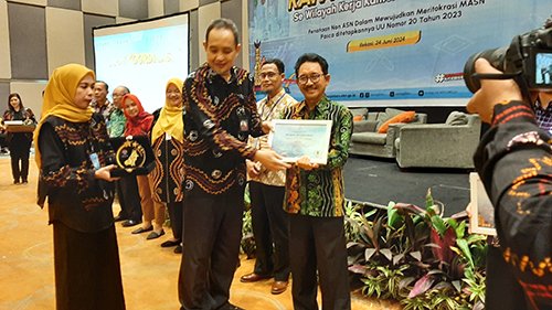 Tabalong Raih Terbaik 1, Implementasi Pelayanan Prima ASN 1 Hal 4 Tabalong Adv 3 klm 1