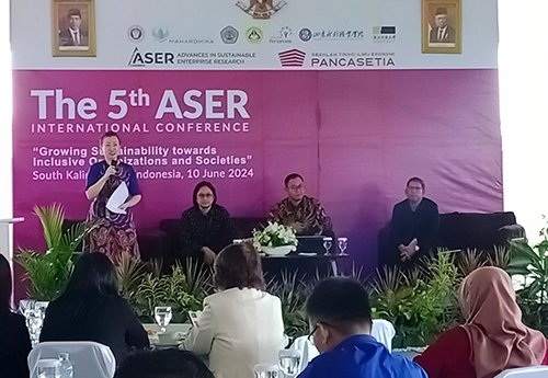 Peneliti Berbagai Negara Ikuti Seminar Internasional STIE Pancasetia 1 Hal 9 3 Klm Seminar