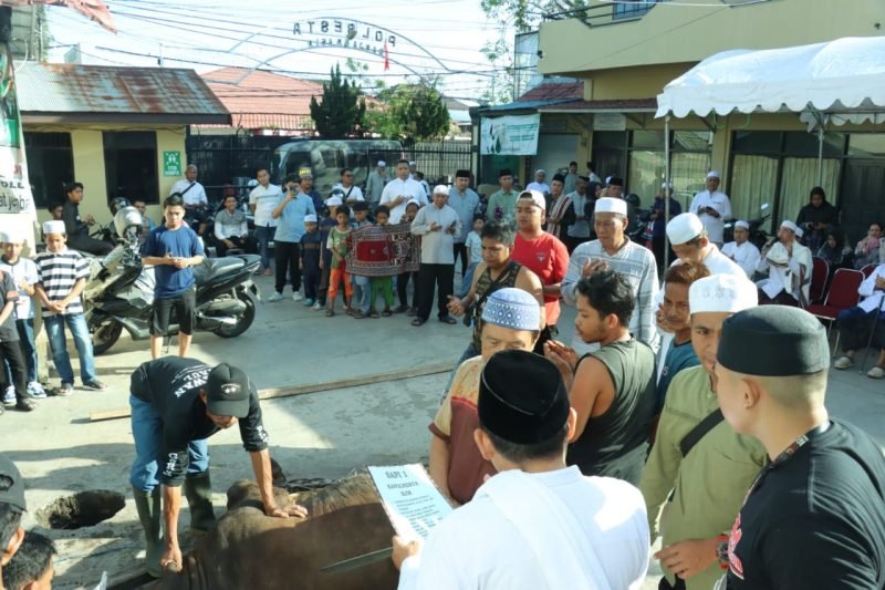 Rayakan Idul Adha, Polresta Banjarmasin Berbagi Daging Kurban 1 IMG 20240618 WA0036 e1718704761147