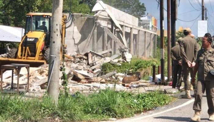 Tidak Miliki PGB, Bangunan di Lianganggang Diratakan