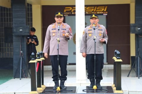 Suasana Haru Warnai Pisah Sambut Kapolres HST 1 1000465416 e1720441319874