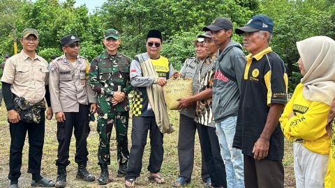 Paman Yani Bersyukur Desa Teluk Aru Mendapat Perhatian dari Gubernur Kalsel 1 1000466962 e1720524448240