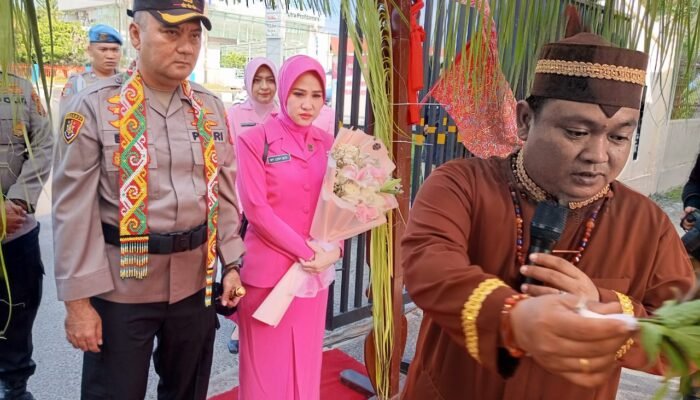 Pergantian Kapolresta Palangka Raya Disambut Ritual Adat Dayak