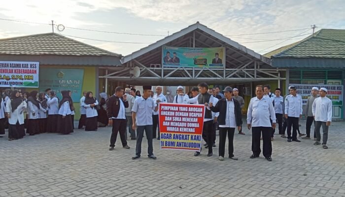 Ratusan Warga Kemenag HSS Berdemo, Tolak Rusmadi Sebagai Pimpinan