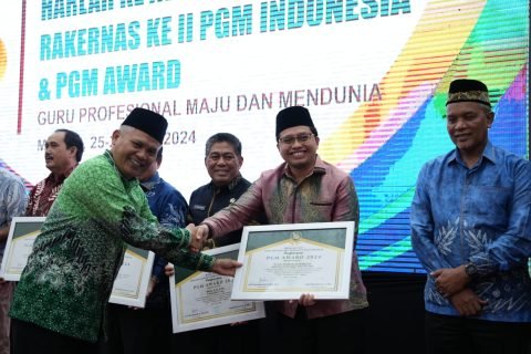 Bupati HST Raih Perhargaan dari Perkumpulan Guru Madrasah Award 2024