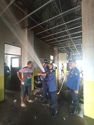 5 FOTO HL Puskesmas margasari terbakar 3klm