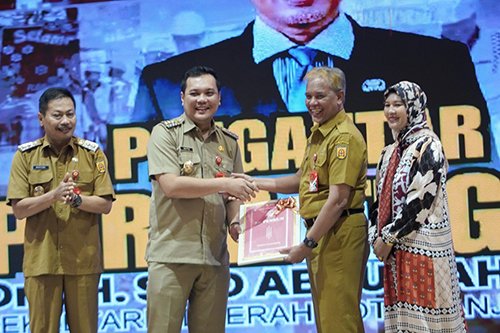 Hal 10 3 Klm Wali Kota Lepas Sekda